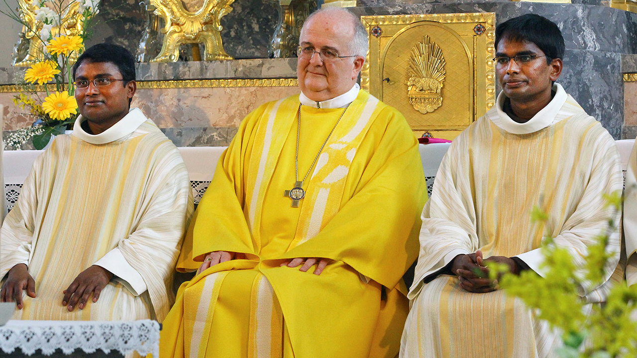 Joseph Madanu, Mgr Denis Theurillat et Abhishek Kumar Gali (de gauche à droite. Photo: Pascal Tissier)