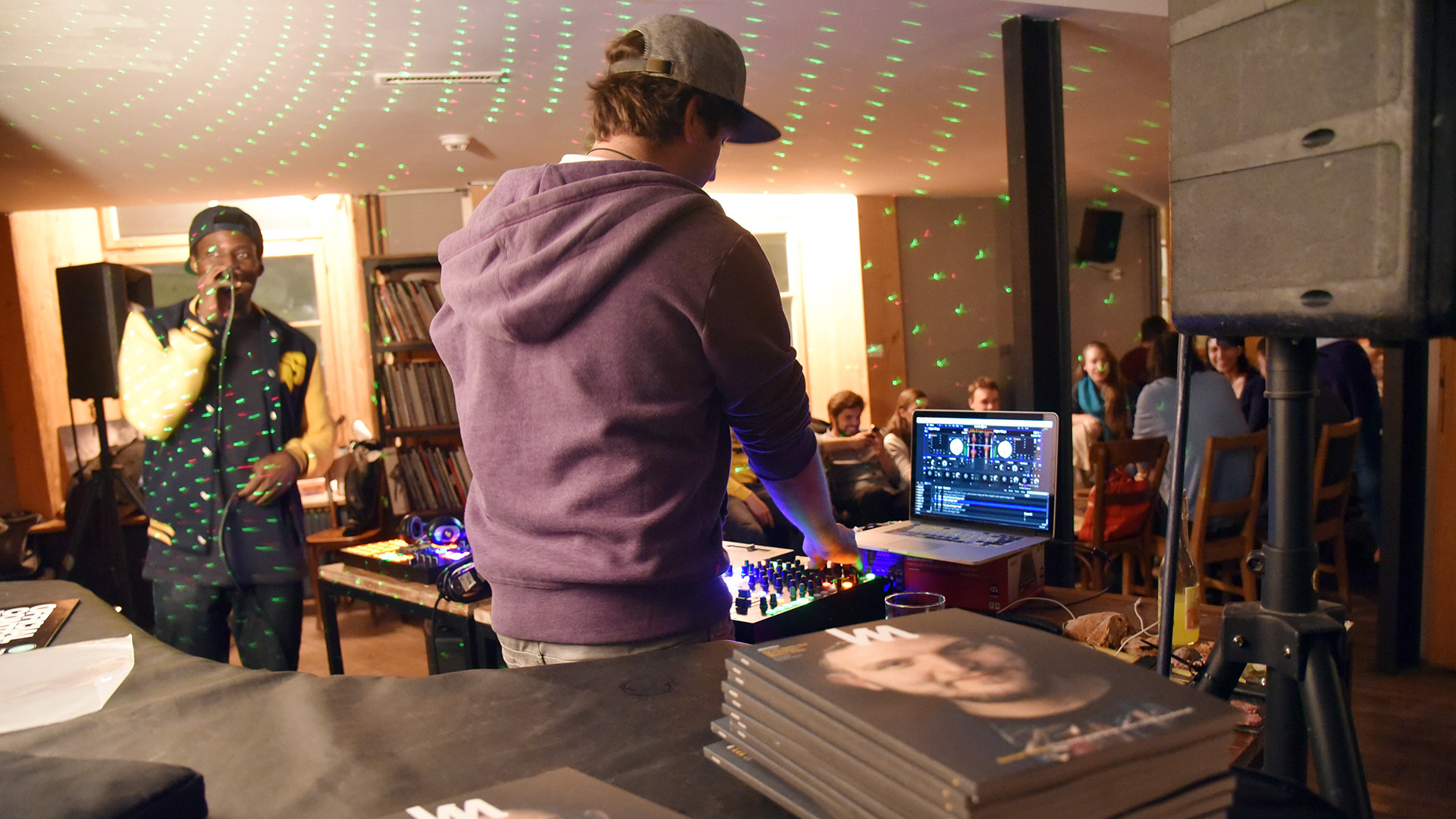 Les étudiants de théologie et leur DJ catholique dans un haut lieu des soirées fribourgeoises (Photo: Pierre Pistoletti)