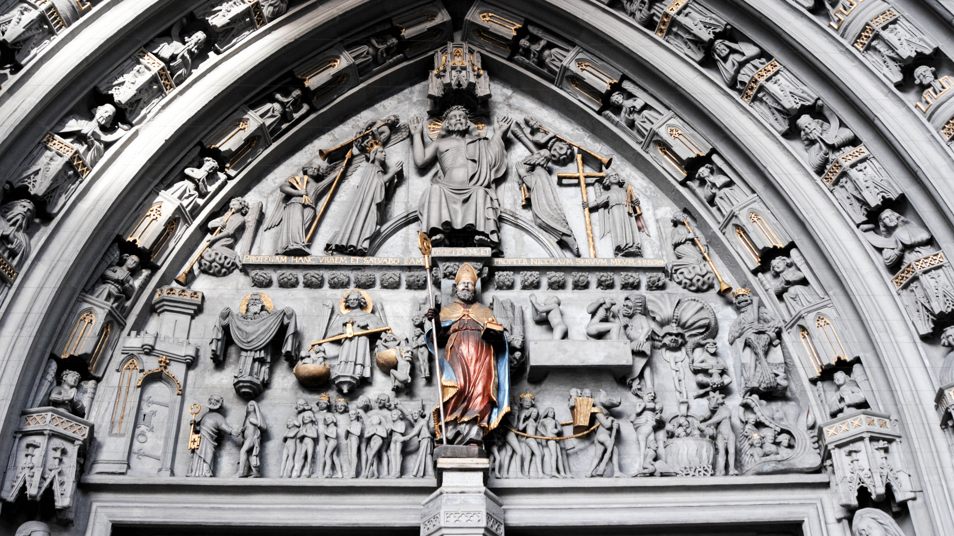 saint Nicolas occupe la place centrale du porche de la cathédrale  de Fribourg (photo Maurice Page) 