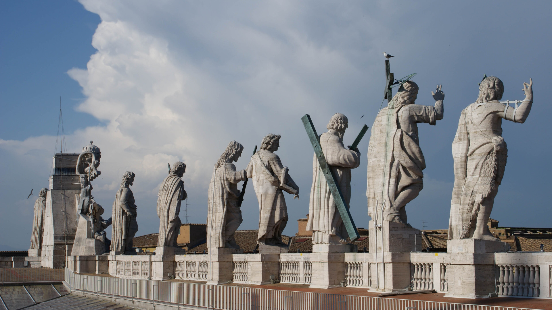 Rome, les statues du Christ et des apôtres dominent la place Saint-Pierre (photo Melchior Etlin) 