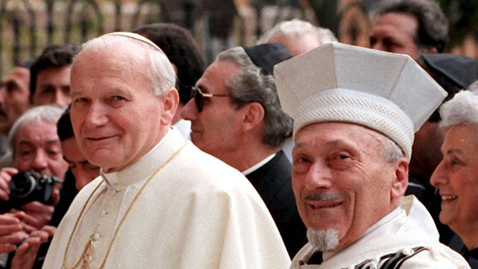 Le Grand Rabbin de Rome, Elio Toaff, reçoit le pape Jean Paul II en 1986 à la Synagogue de Rome (photo Keystone) 