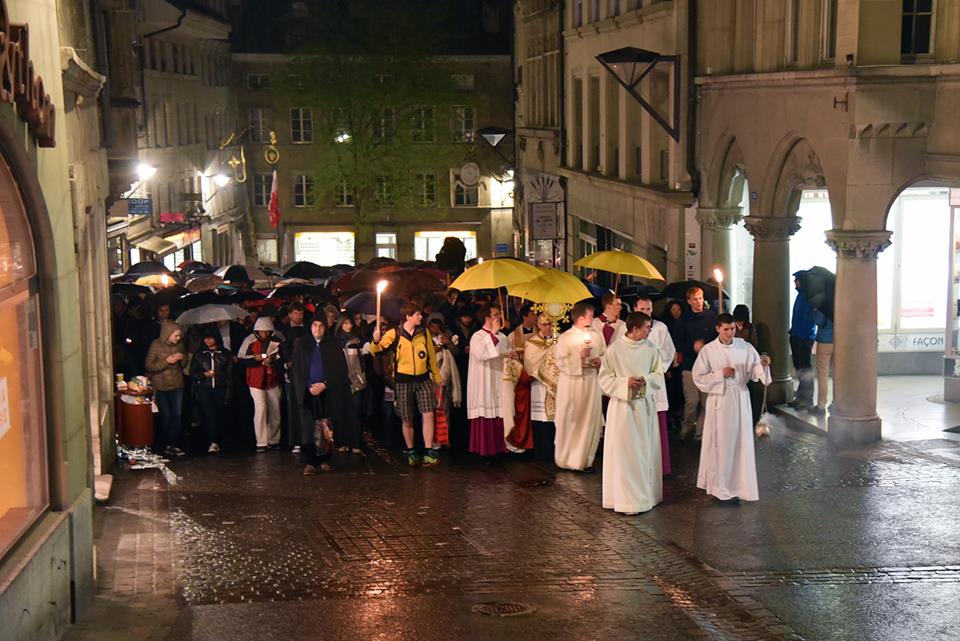 JMJ Fribourg 2015 Procession dans les rues de la ville (photo: Pierre Pistoletti) 