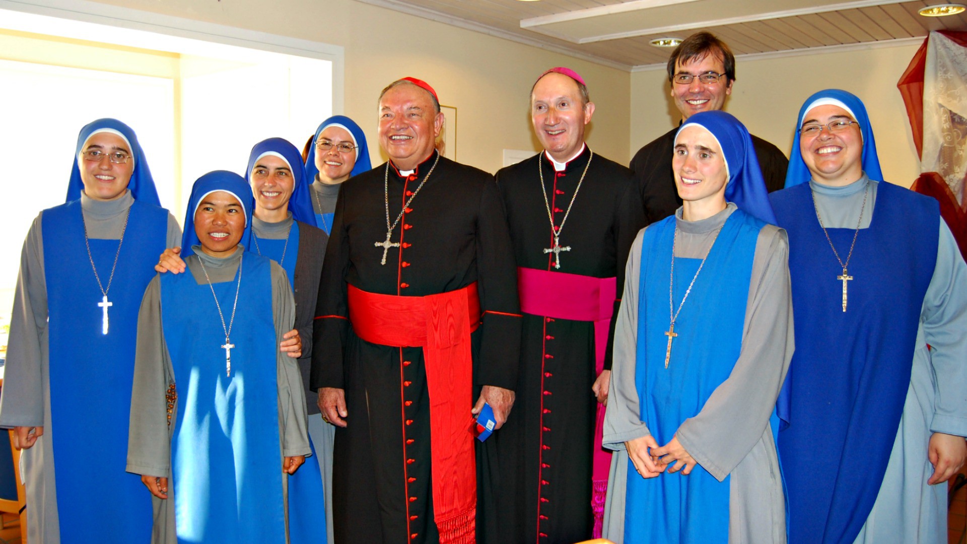 Islande Mgr Pierre Bürcher, au milieu des religieuses de son diocèse, avec à sa droite le cardinal mexicain Juan Sandoval Iniguez (Photo: Jacques Berset) 