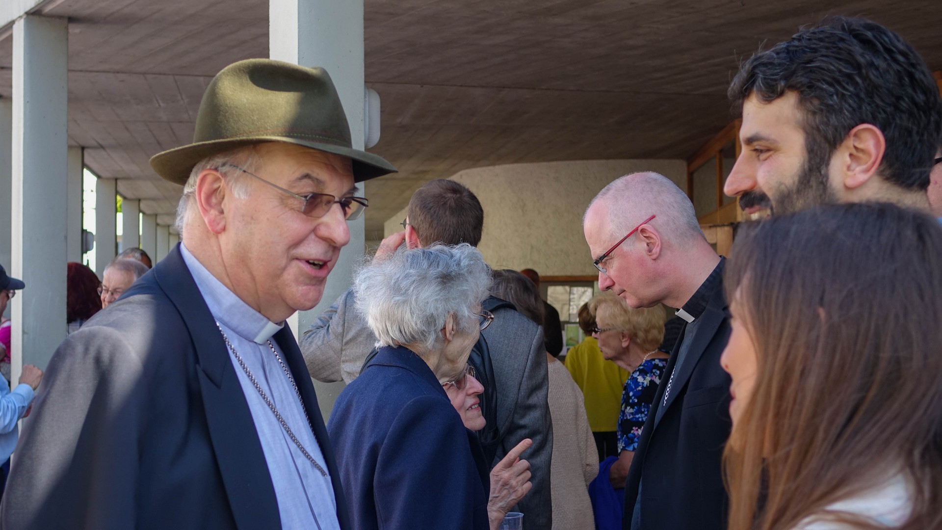 Mgr Pierre Farine et  Mgr Charles Morerod saluent les paroissiens d'Onex (Photo:  Maurice Page) 