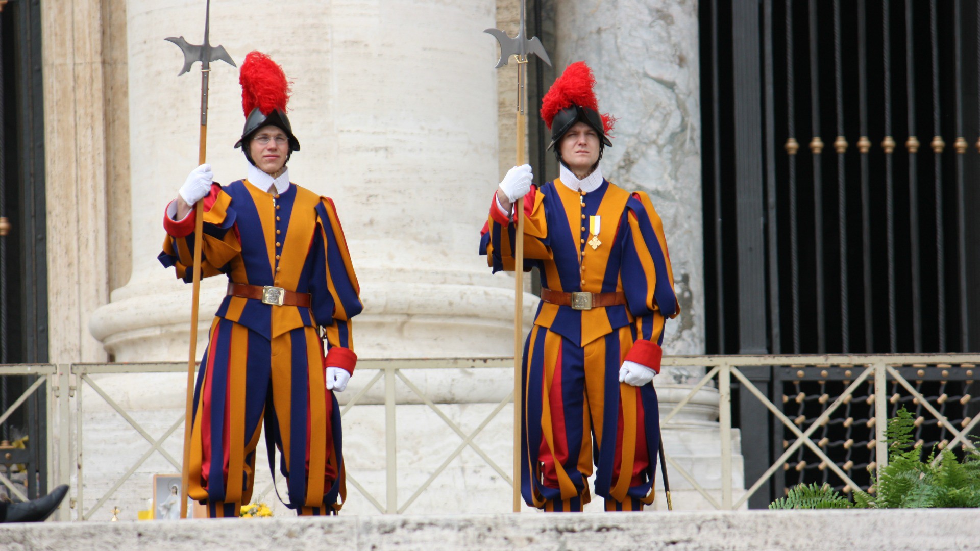Les gardes suisses en faction au Vatican (Photo: Bernard Bovigny)