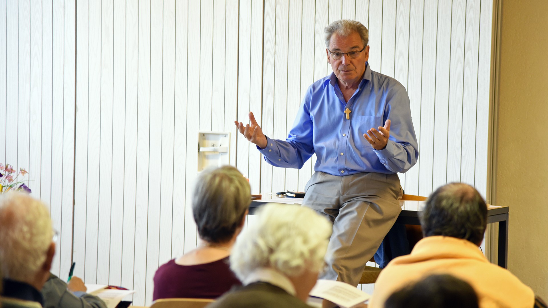 Jean-Bernard Livio fait entrer ses auditeur dans la richesse des textes bibliques (Photo: Pierre Pistoletti)