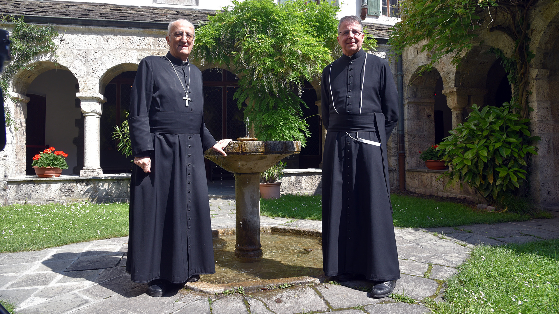 Retour sur l'élection de l'abbé Jean Scarcella, à gauche, et sur la vie de son prédécesseur, Mgr Joseph Roduit, tous deux immortalisés en mai 2015. (Photo: Pierre Pistoletti)