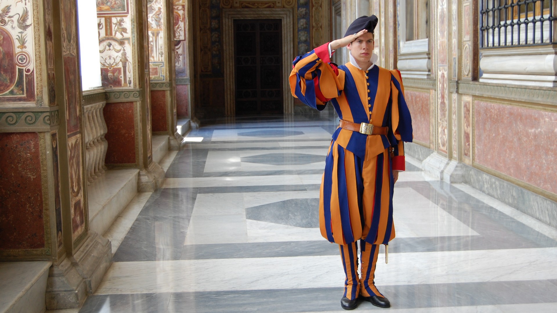 Un garde suisse dans les palais du Vatican | © Jacques Berset
