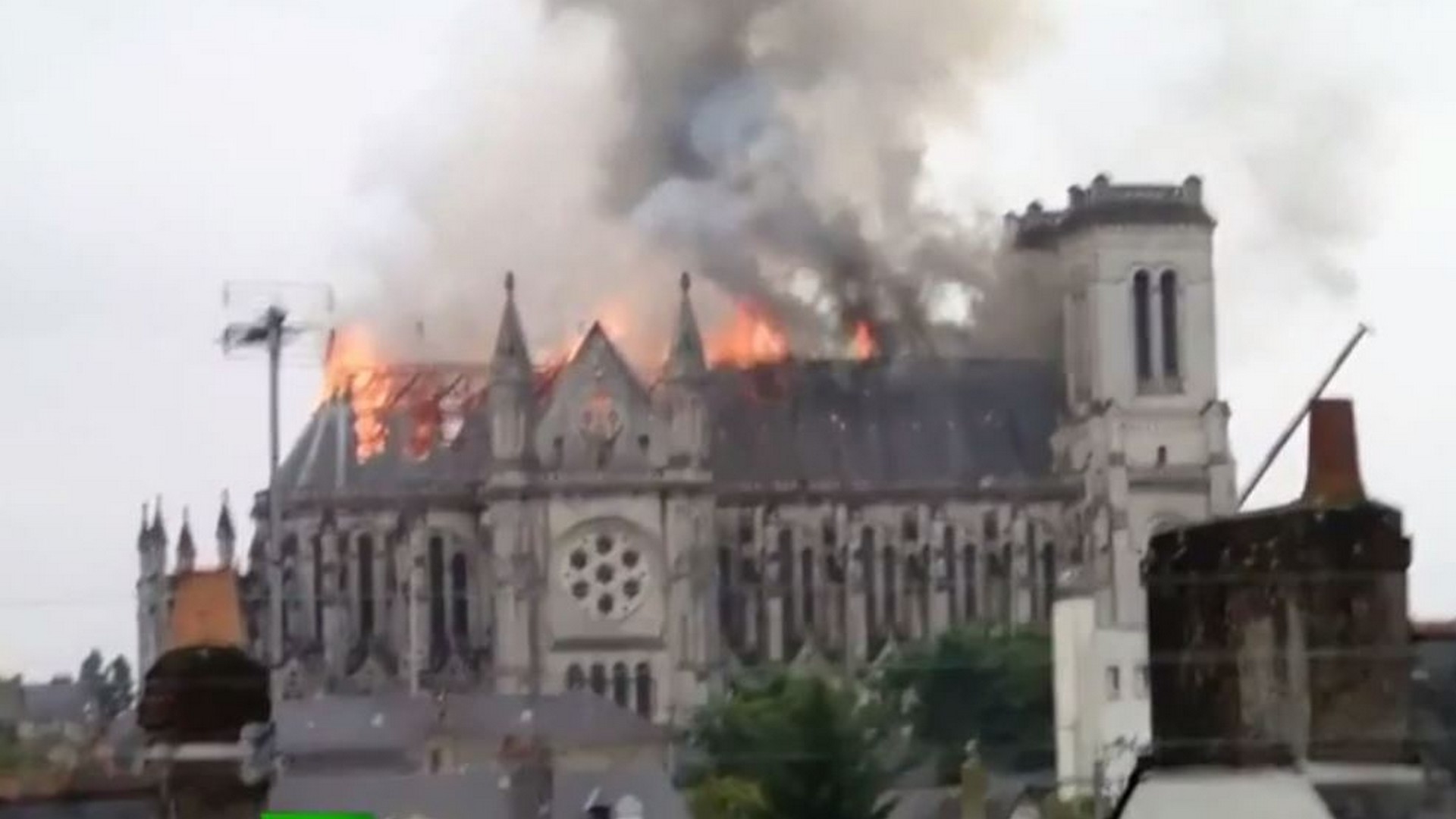 La basilique Saint Donatien à Nantes a été la proie des flammes le 15 juin 2015 (photo Youtube)