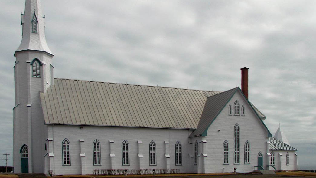 L'église Saint Pierre de Lavernière sur les îles de la Madeleine, est la 2e plus grande église en bois d'Amérique du Nord  (photo wikimedia commons Matthieu Godbout  CC BY-SA 3.0)