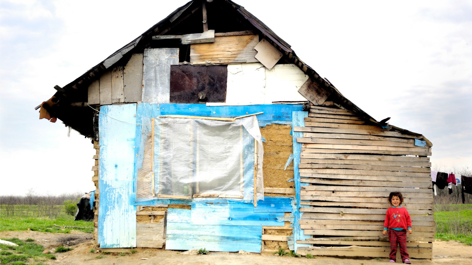 Roumanie, Craiova. Cette maison bricolée avec du bois, et des bâches en plastic n'est pas chauffée l'hiver. (François Struzic - TdH)