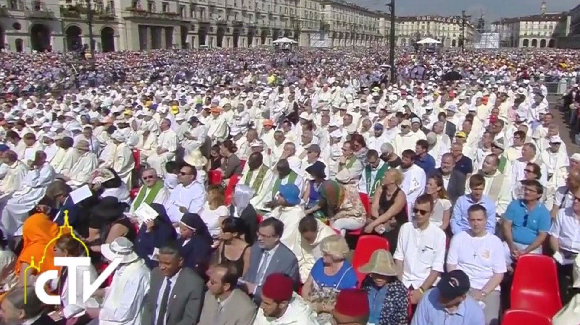 La foule rassemblée sur la place Vittorio Veneto de Turin pour la visite du pape le 21 juin 2015 (photo CTV) 