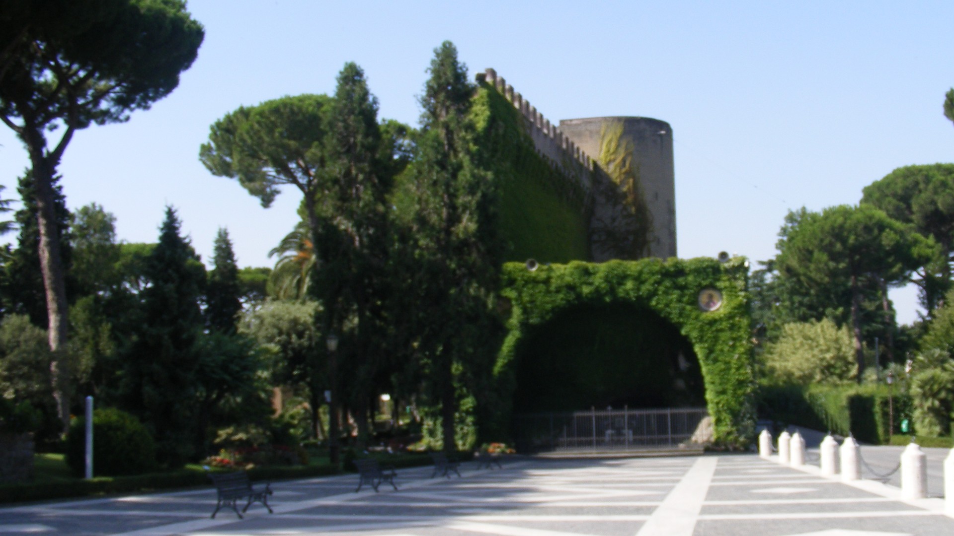 La grotte de Lourdes dans les jardin du Vatican (photo Wikimedia Commons  Mattes CC BY-SA 2.5)