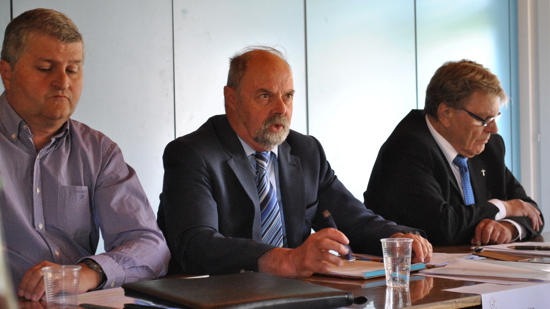 Patrick Mayor, membre du Conseil exécutif de la Corporation ecclésiastique catholique cantonale fribourgeoise (CEC), responsable des finances, Georges Emery, président du Conseil exécutif  et 
Mgr Rémy Berchier, vicaire épiscopal pour la partie francophone du canton (Photo:  Maurice Page)