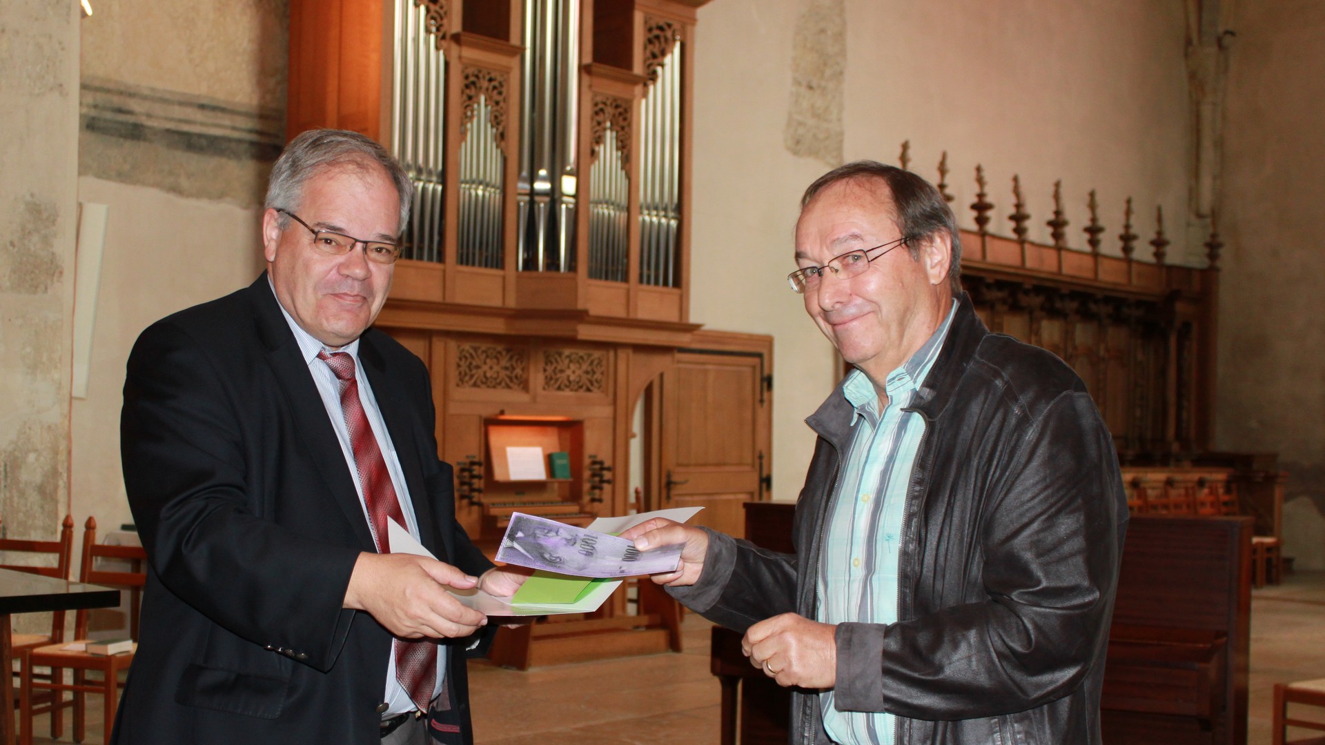 Walter Muller, porte-parole de la Conférence des évêques suisses, remet le Prix Good-News 2015 à Jean-Marie Donzé, président de la commune ecclésiastique de Porrentruy (photo Bernard Litzler) 
