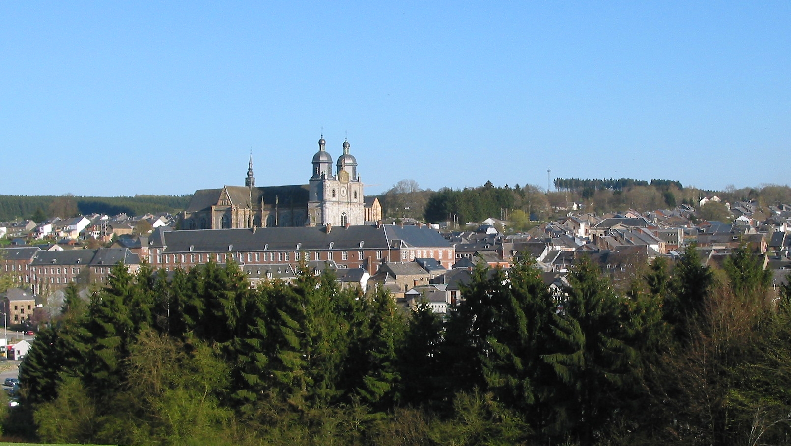 La basilique Saint-Pierre domine la ville de Saint-Hubert dans le sud de la Belgique (photo wikimedia commons  Jean-Pol GRANDMONT CC BY 3.0) 