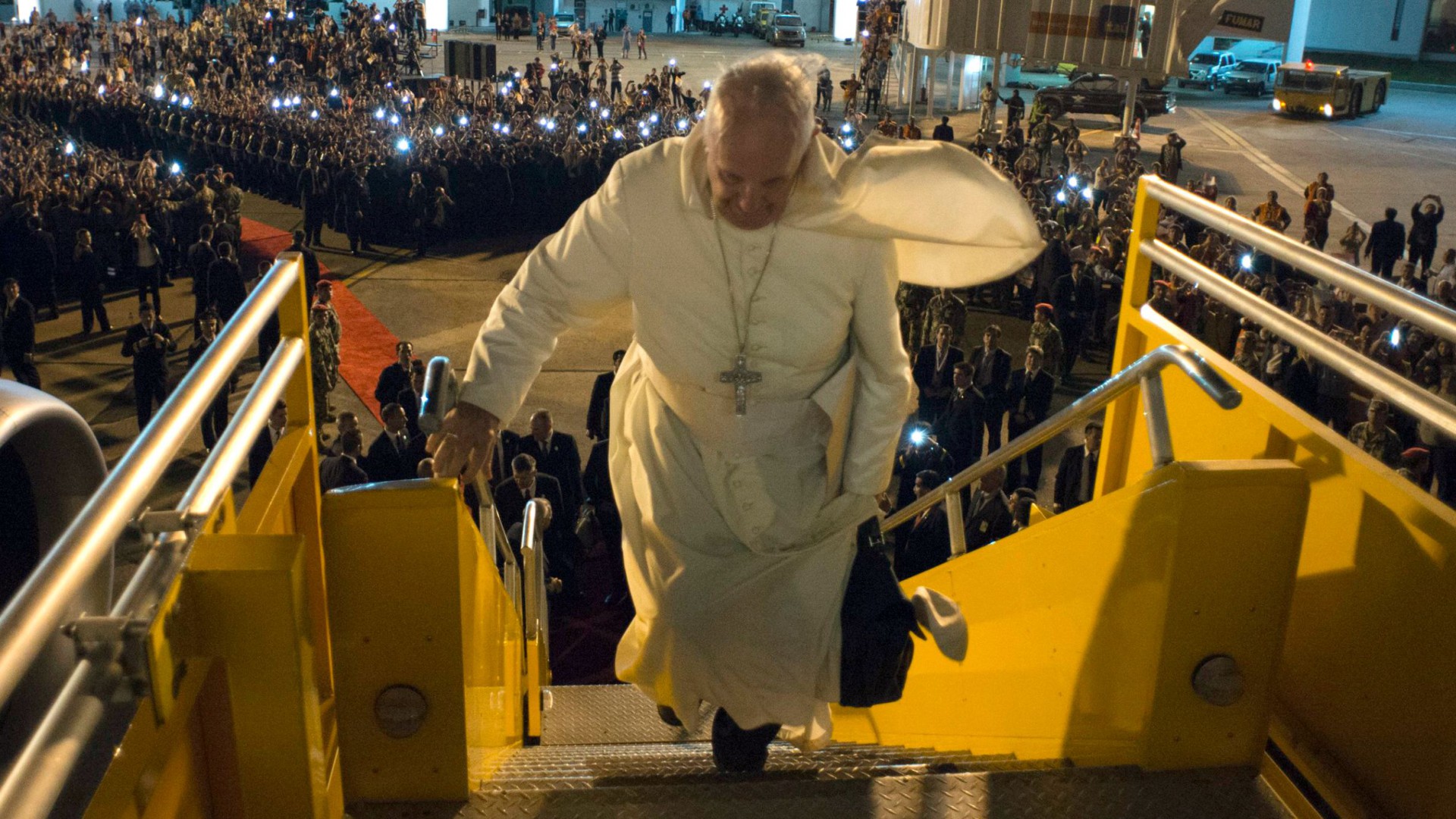 Le pape François monte à bord de l'avion papal (Photo:Keystone)