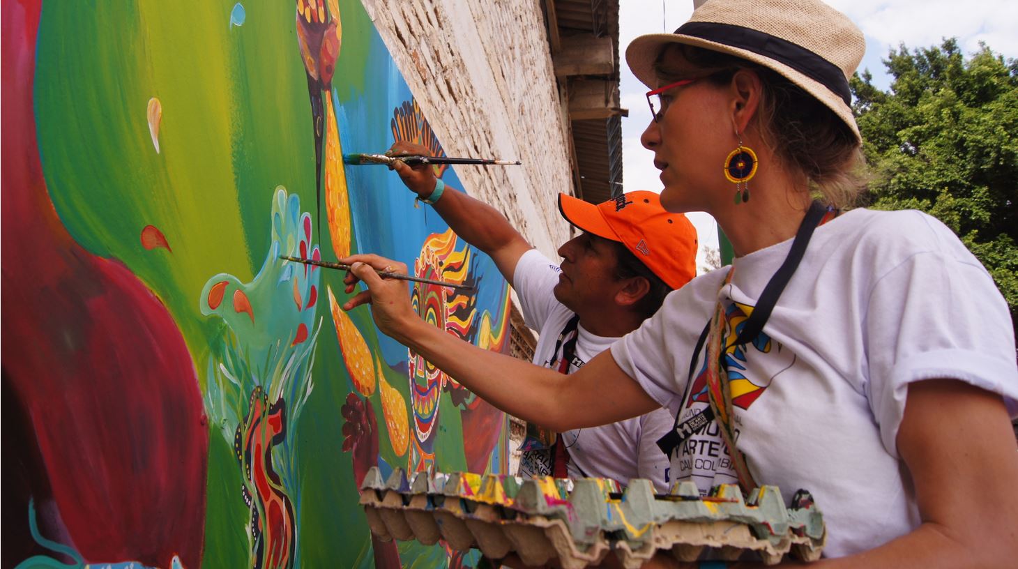La théologienne Anne Stickel et l'artiste et philosophe  Warner Benitez Daviz  dirigent depuis septembre 2013 le projet de 'mur communautaire' au Centre Mgr Léonidas Proano, à Quito. (photo DR)