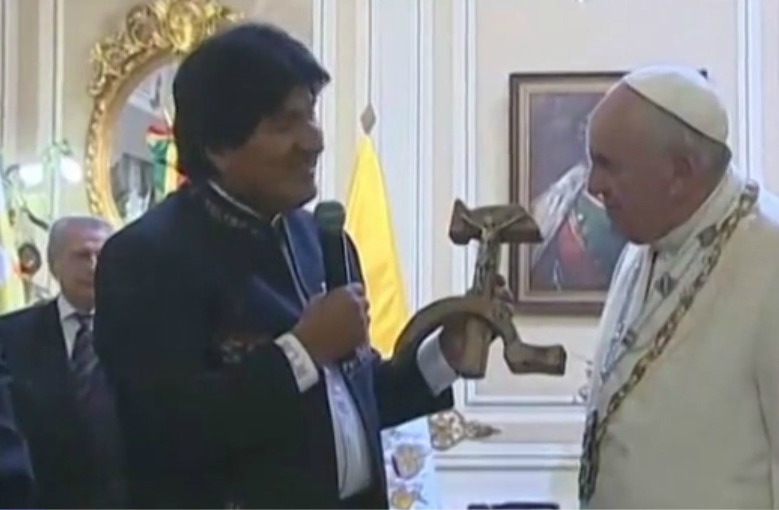 Evo Morales, le président bolivien, offre au pape un crucifix en forme de marteau et de faucille. (Photo: capture-écran/DR)