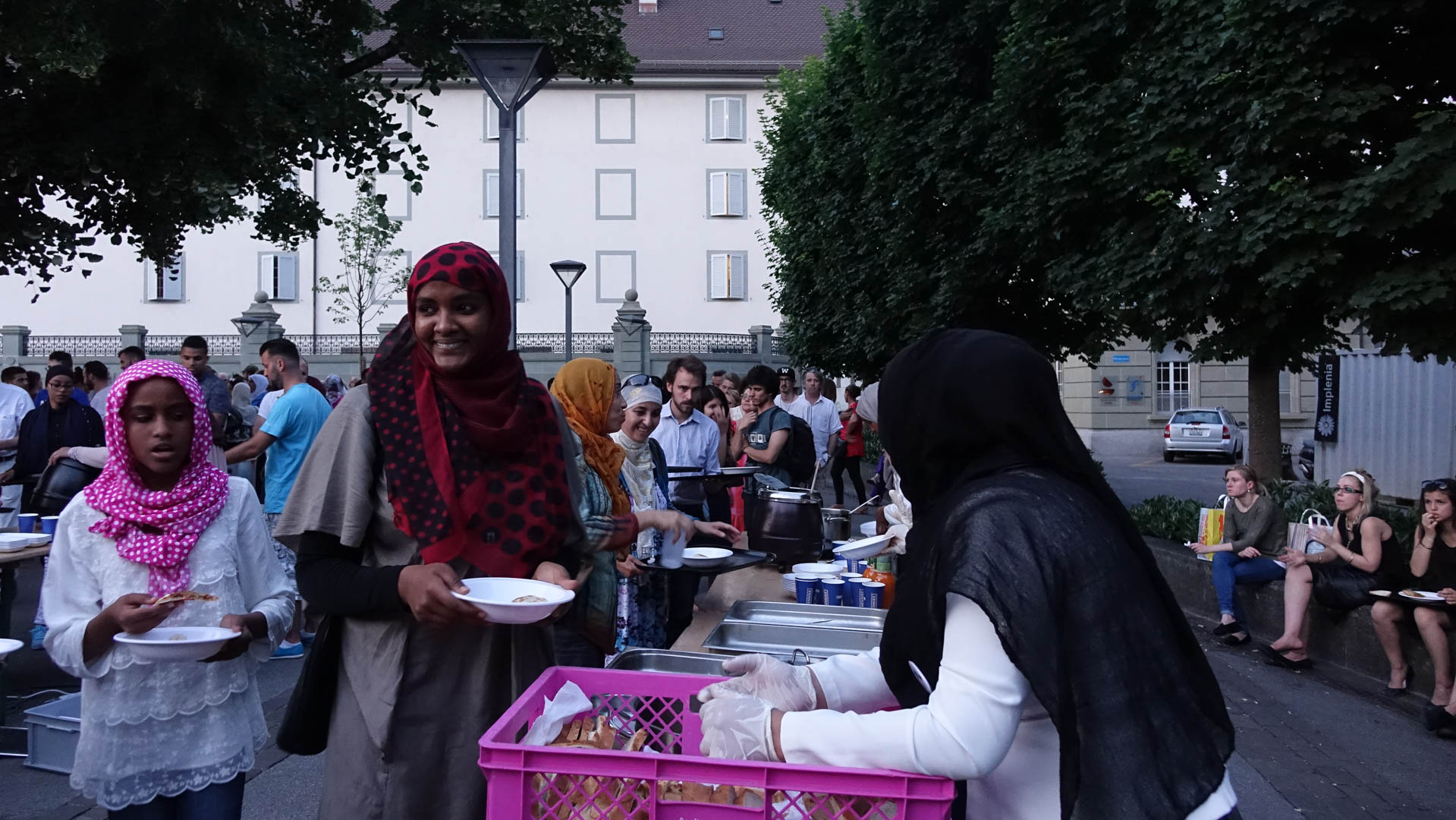 Rupture du jeûne du ramadan le 2 juillet 2015 à Fribourg (photo Maurice Page) 