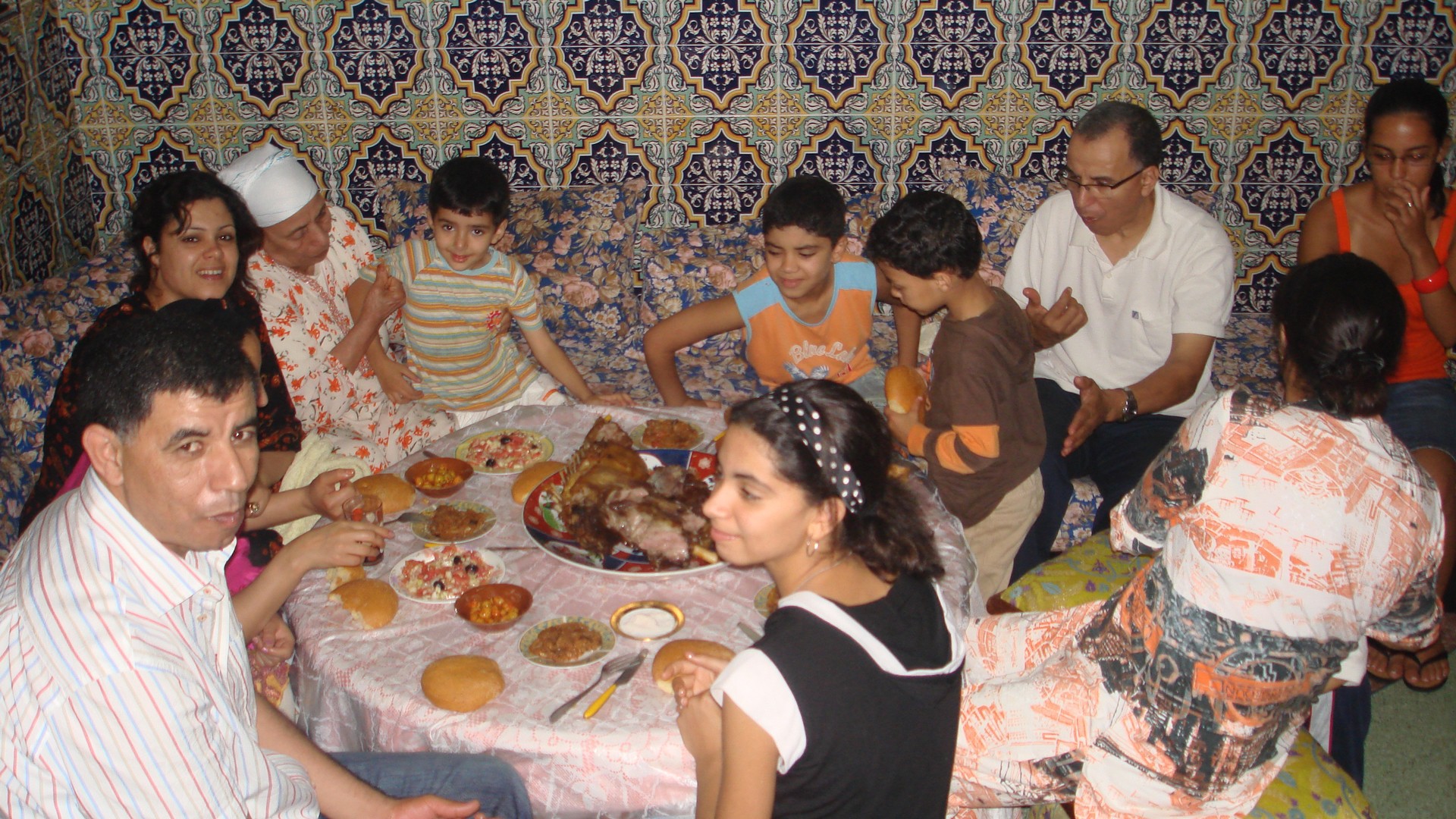 Repas en famille pour la fête de l'Aid  (photo Capharnaüm 13) 