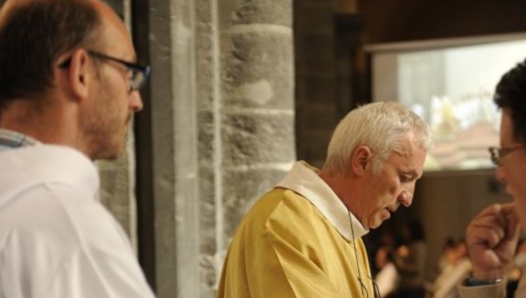 Jacques Delva distribue la communion lors de son ordination (Photo: diocèse de Tournai)