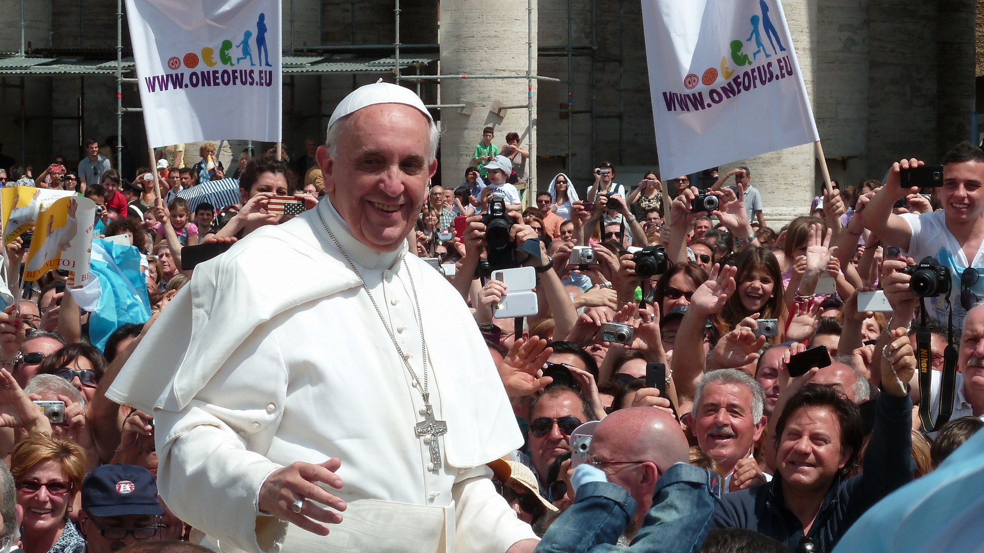 Le pape François place Saint Pierre de Rome (photo wikimedia commons Egard Jimenes  CC BY-SA 2.0)