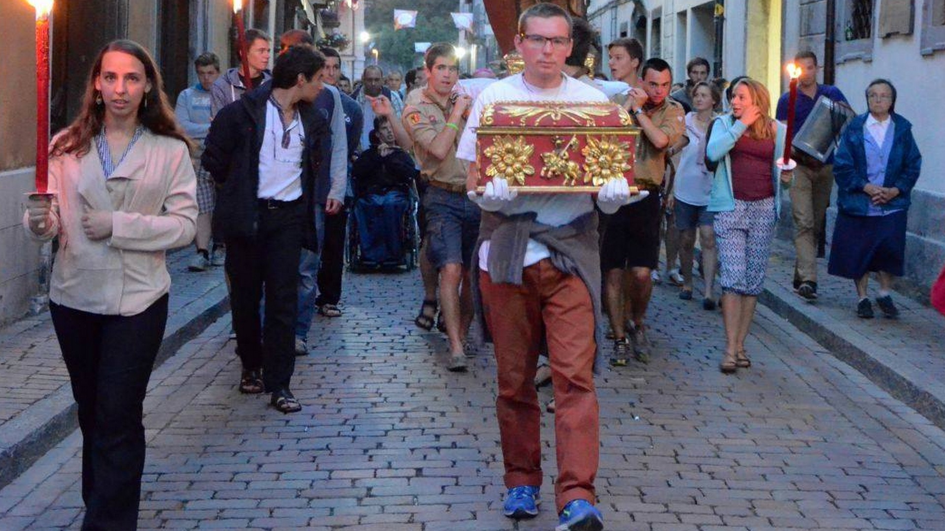 Procession de St-Maurice à Vérolliez le mercredi 8 juillet 2015 au soir (Photo: Theomania festival)