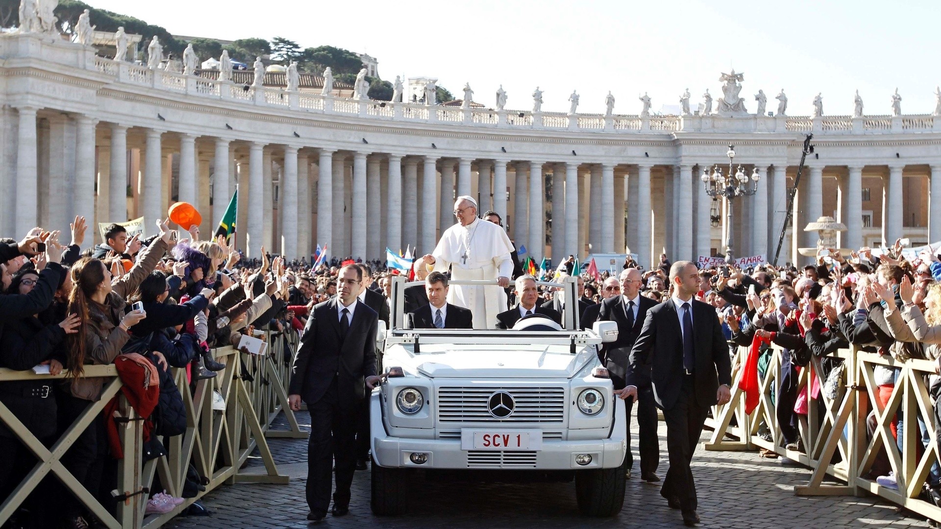 Le pape François dans sa papamobile place St-Pierre de Rome (photo DR) 