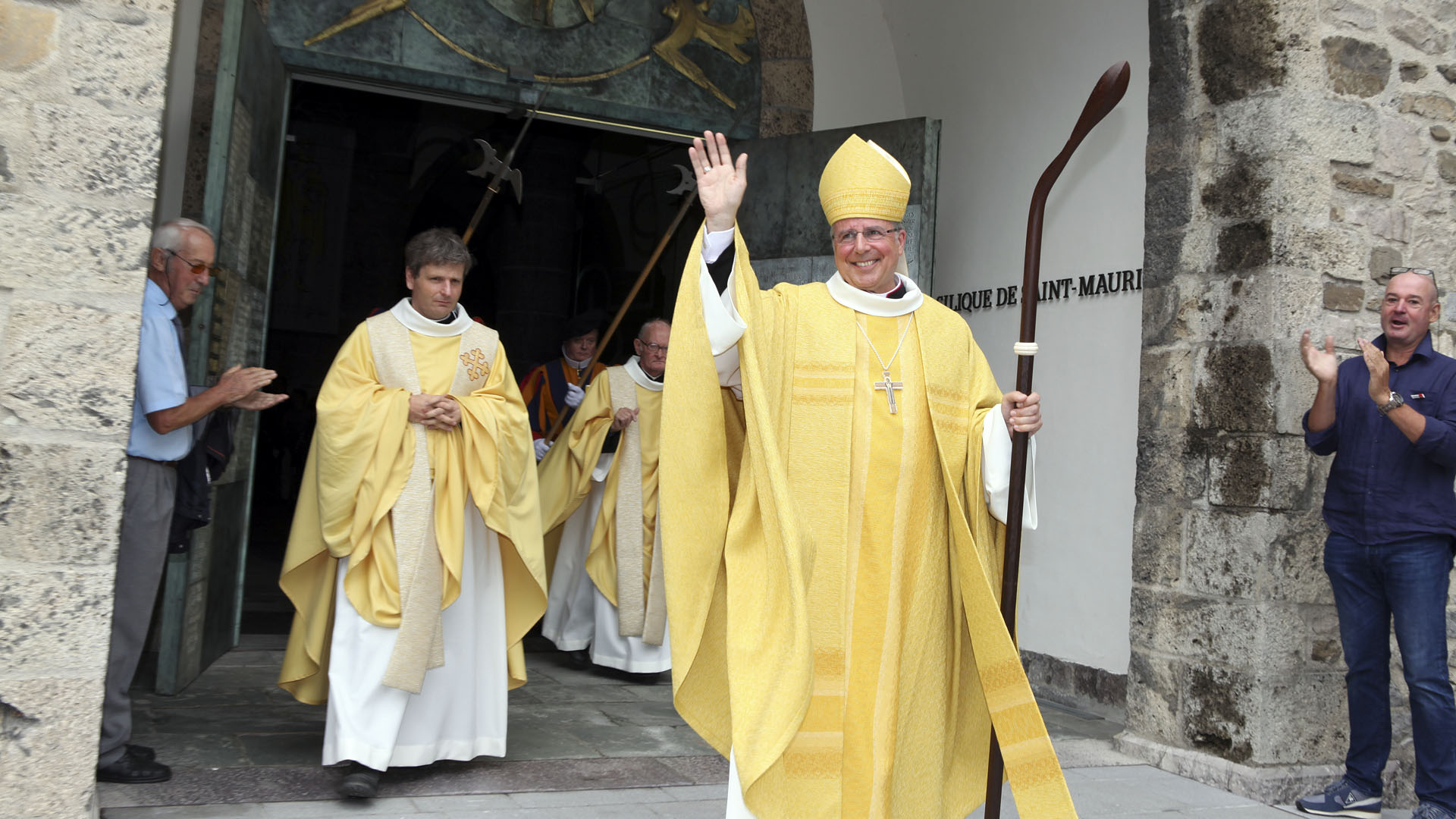 Mgr Jean Scarcella salue les fidèles à l'issue de la célébration. (Photo: Bernard Hallet)