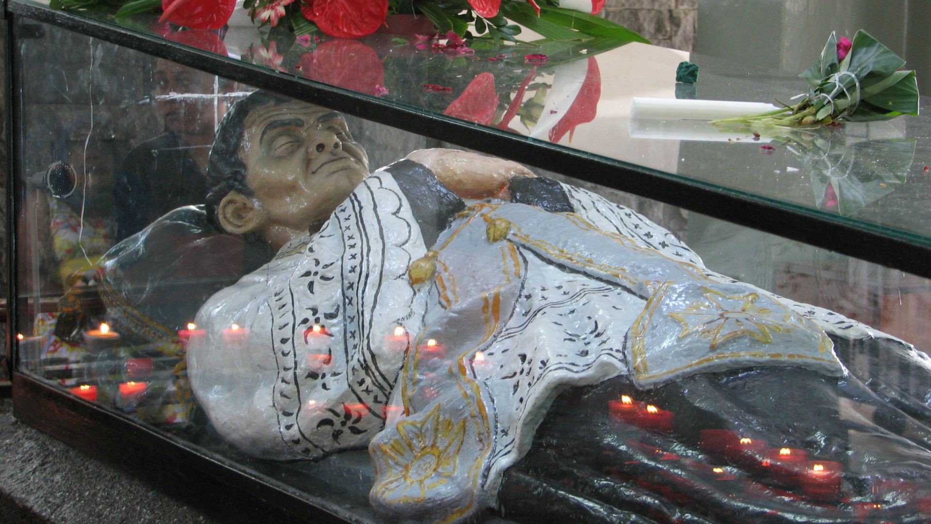 Photo du sarcophage en pierre du bienheureux Jacques-Désiré Laval (Photo:  Colline Kook-Chun 2012)