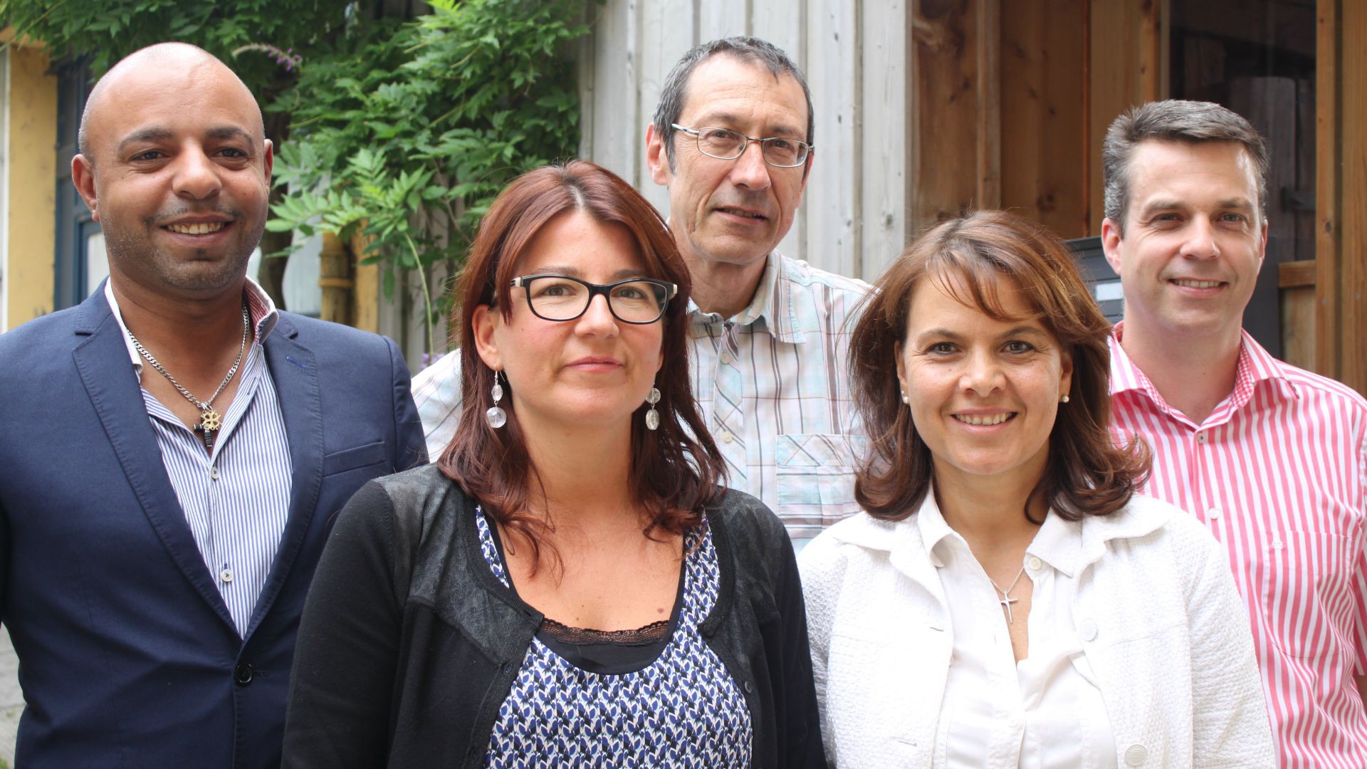 L'équipe pose au centre d'accueil Les roseaux. De g. à dr. Sébastien Gilliéron, Nadia Guinand, Jean-Claude Huot, Marie-Antoinette Lorwich, Pascal Bregnard (Photo: J.B. Willemin)