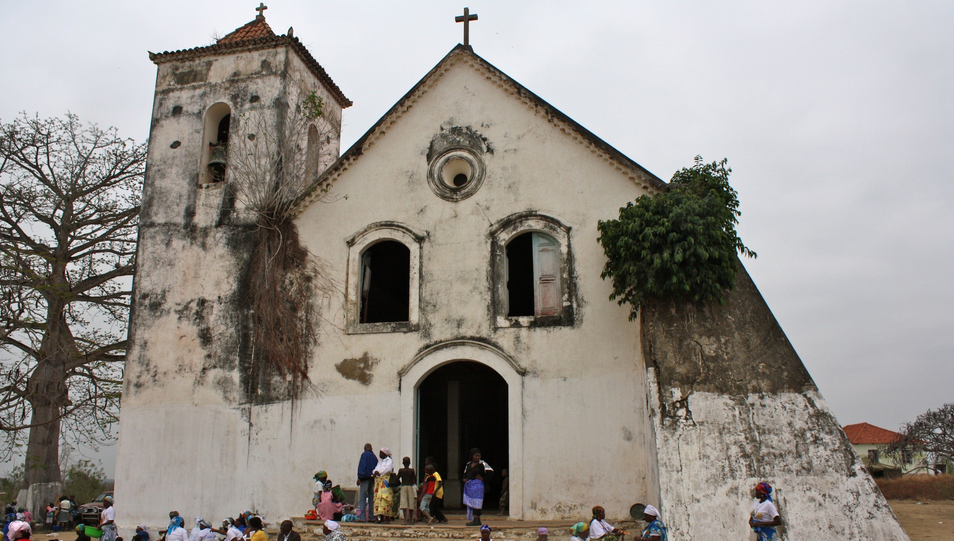 L'église Notre-Dame des victoires de Massangsano, en Angola, avant sa restauration (photo flickr 
mp3ief  CC BY-NC-SA 2.0)