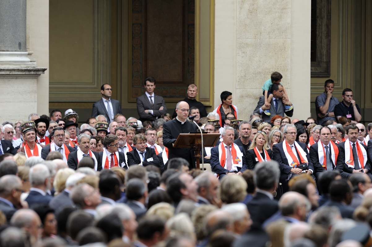 Le chapelain de la Garde Suisse, l'abbé Pascal Burri, lors du discours officiel lors de la prestation de serment le 6 mai 2015 (Photo: Artymiak / Garde Suisse Pontificale).