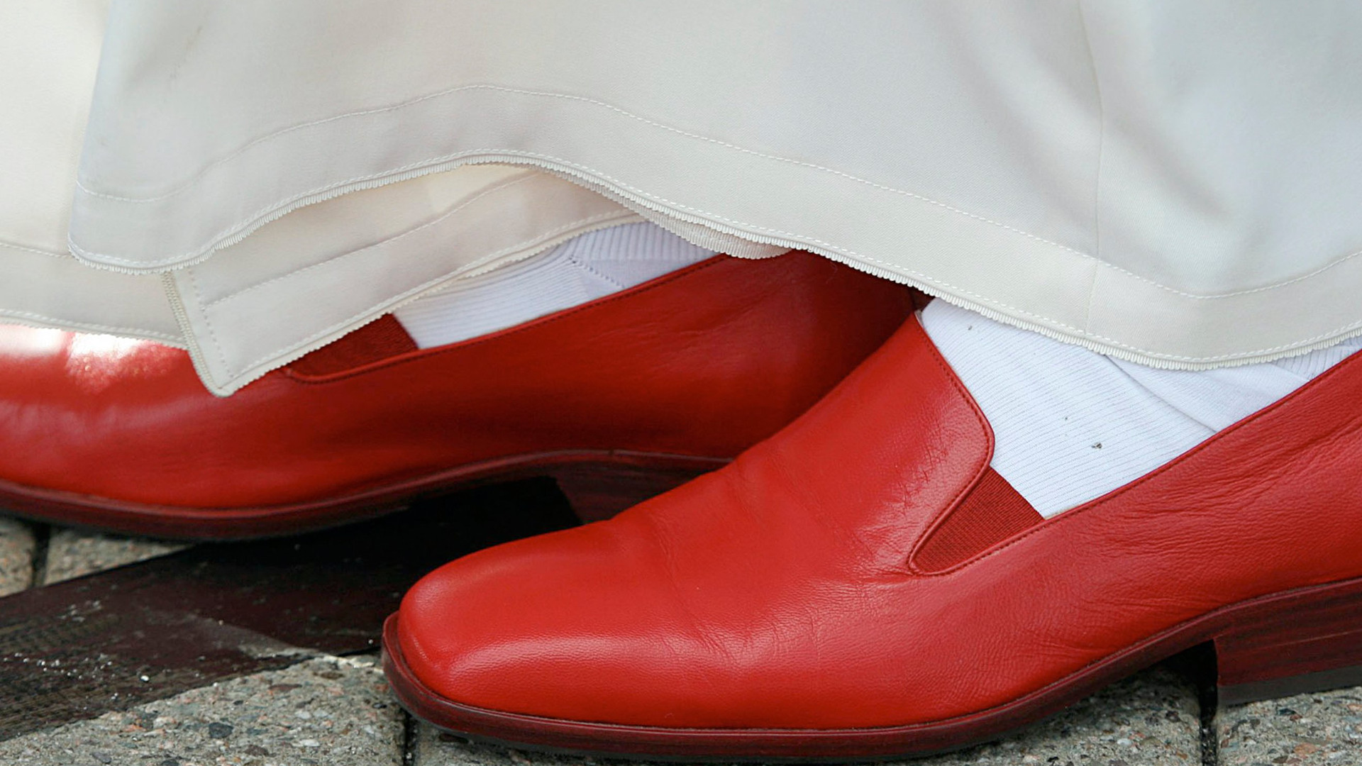Les chaussures rouges du pape Benoît XVI | © KNA-Bild 2010
