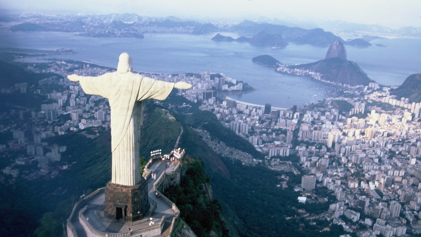 Le Christ du Corcovado domine la baie de Rio de Janerio, au Brésil (photo Jean-Claude Gerez) 