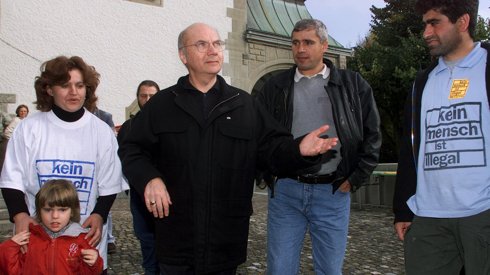 Mgr Jacques Gaillot auprès des sans-papiers, à Berne en 2001 (Photo: Keystone)