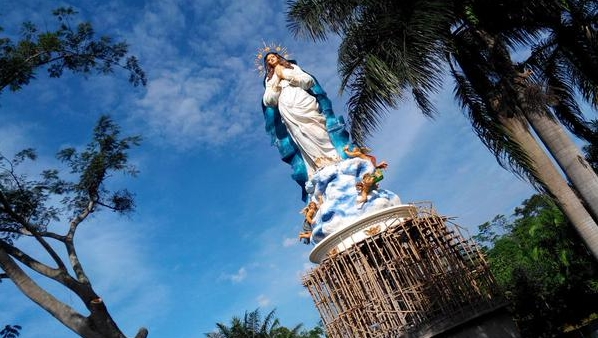 Avec ses 42 mètres de hauteur, la statue de la Vierge Marie de "Gua Maria" en Indonésie est la plus élevée au monde ( photo: http://bersatulahdalamgerejakatolik.blogspot.ch)