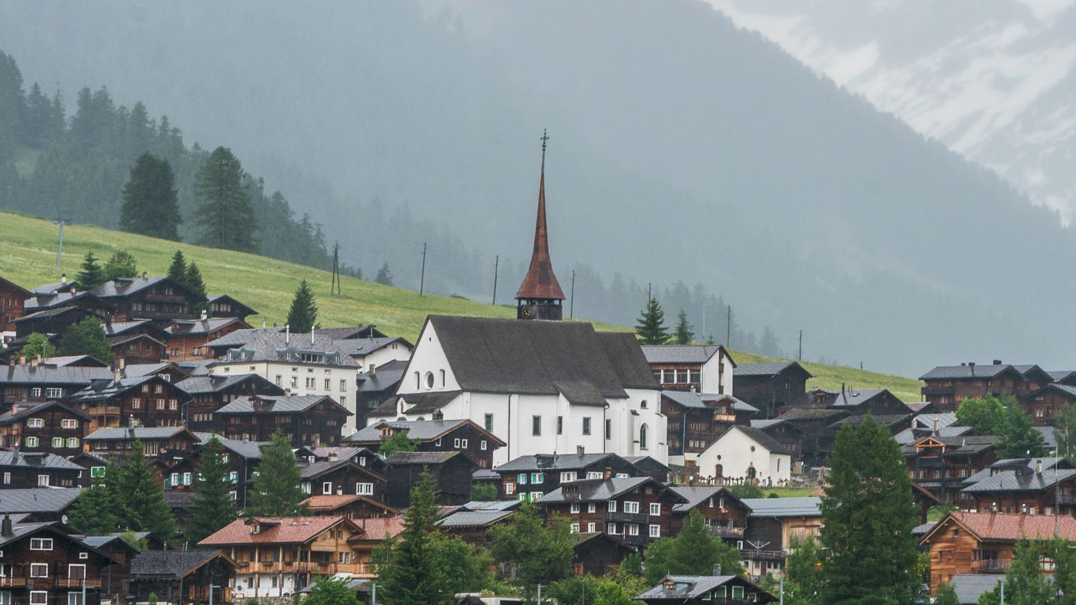Le clocher de l'église de Münster, en Valais, a été frappé par la foudre (Photo: Keystone)