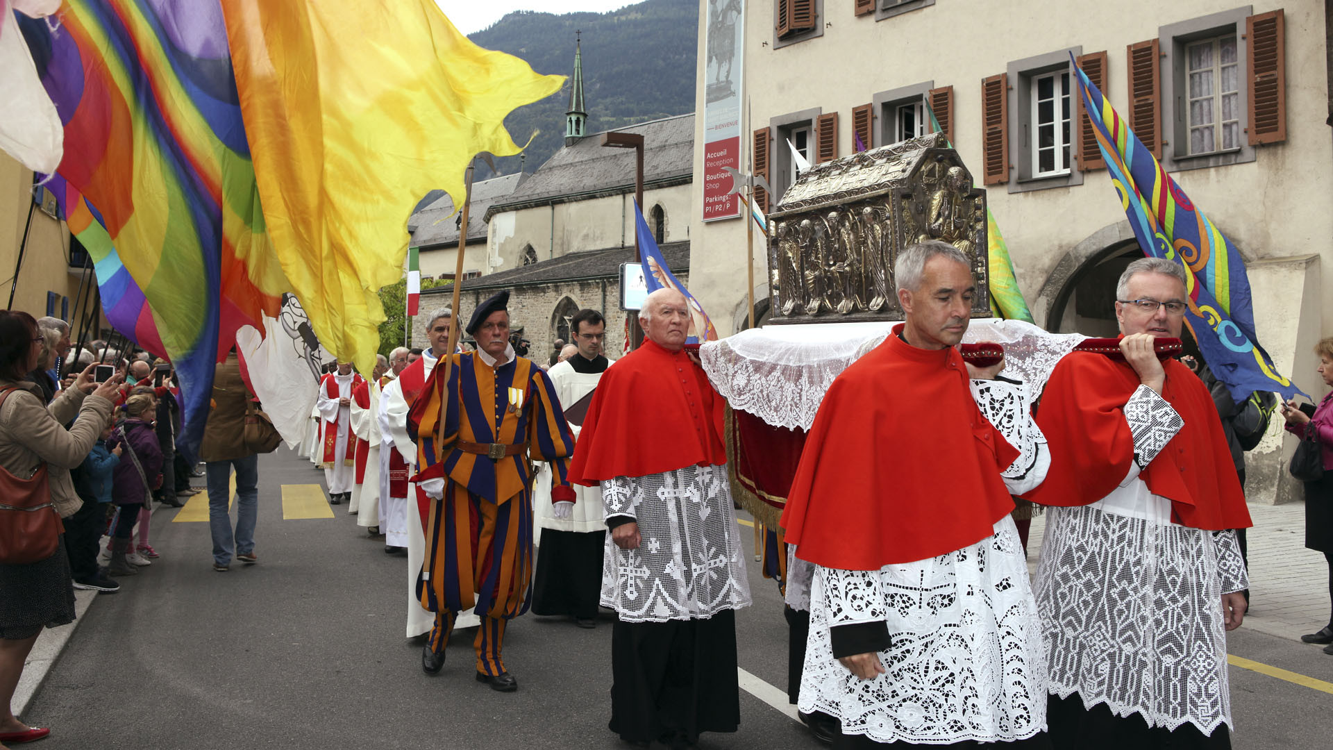 Procession des reliques de Saint-Maurice à travers la cité, à l'occasion des 1500 ans de l'abbaye. (Photo: Bernard Hallet)