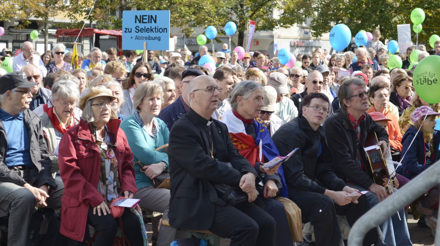Mgr Marian Eleganti, évêque auxiliaire de Coire , au milieu de participants à la "Marche pour la vie" à Zurich (photo Regula Pfeiffer) 