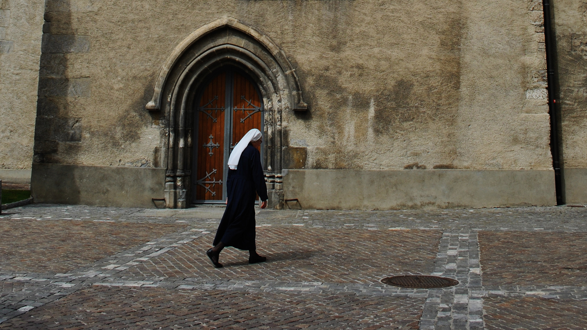 L'appel du pape à accueillir dans chaque paroisse une famille de réfugiés semble difficile à mettre en oeuvre en Suisse romande (Photo: Pierre Pistoletti)