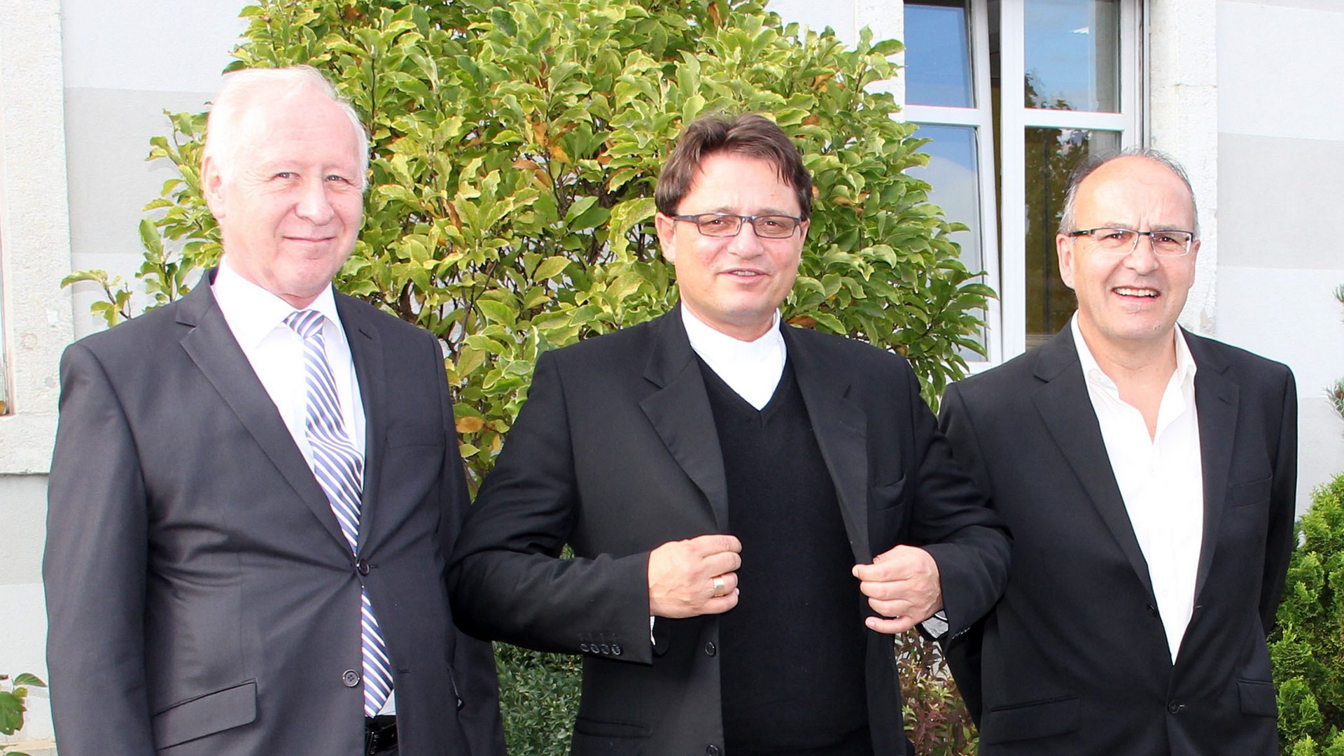 La Convention tripartite a été signée par Mgr Felix Gmür, évêque du diocèse de Bâle (au centre) ; Josef Wäckerle, président du Conseil synodal de l’Eglise nationale du Canton de Berne (à gauche) et Charles Girardin, président du Conseil de la Collectivité ecclésiastique du Canton du Jura (CEC) (photo Pascal Tissier) 