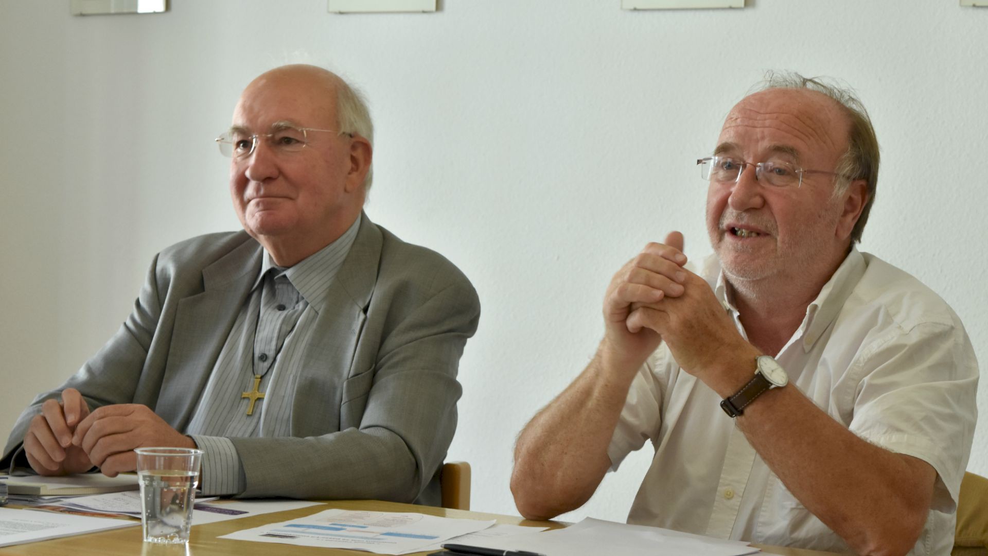 Osons l'accueil Le docteur Bernard Huwiler avec le chanoine Claude Ducarroz (Photo: Jacques Berset)