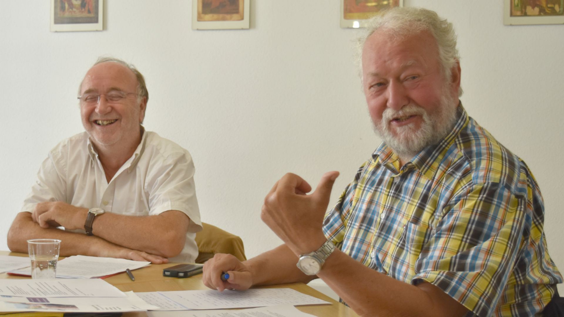 Osons l'accueil Le docteur Bernard Huwiler avec l'ancien conseiller d'Etat Pascal Corminboeuf (Photo: Jacques Berset)