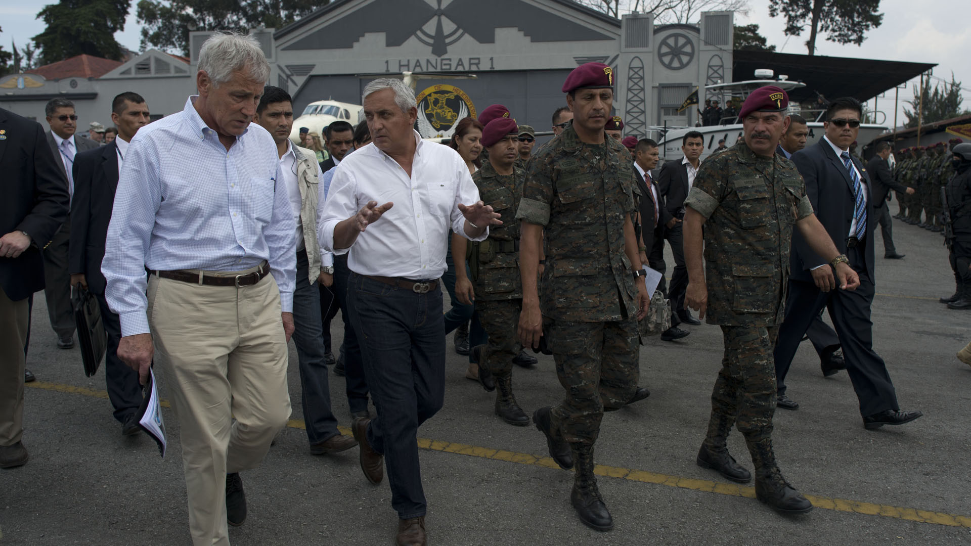 Otto Perez Molina, au centre, en compagnie du secrétaire d'Etat à la défense Chuck Hagel, en avril 2014. (Photo: Flickr/Dép. américain de la défense/CC BY-NC-ND 2.0)