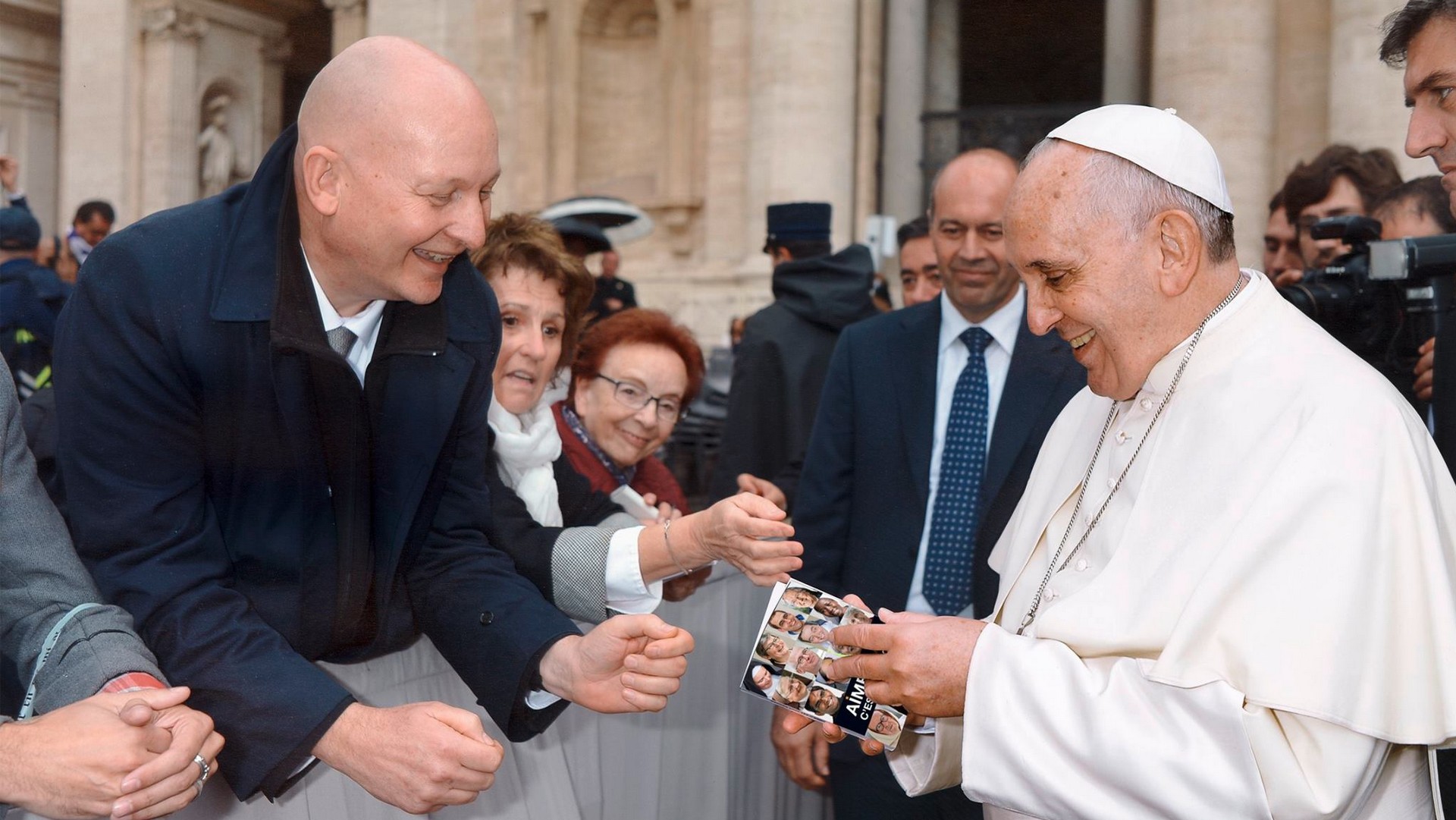 Daniel Pittet présente au pape François l'ouvrage "Aimer c'est tout donner" (photo: www.vieconsacree.com)