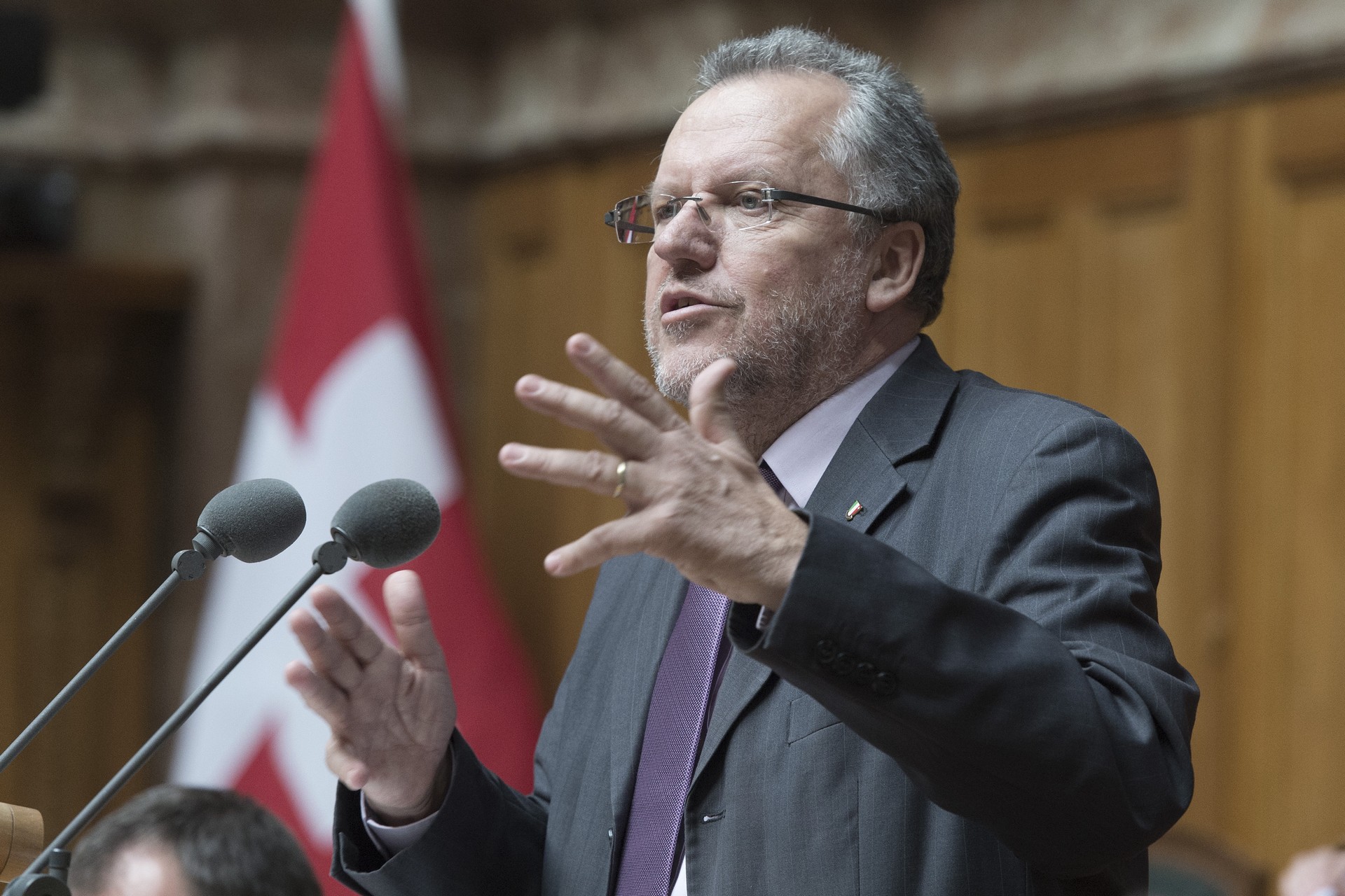 Le conseiller national socialiste neuchâtelois Jacques-André Maire   s'exprime devant le parlement (Photo: Keystone)  