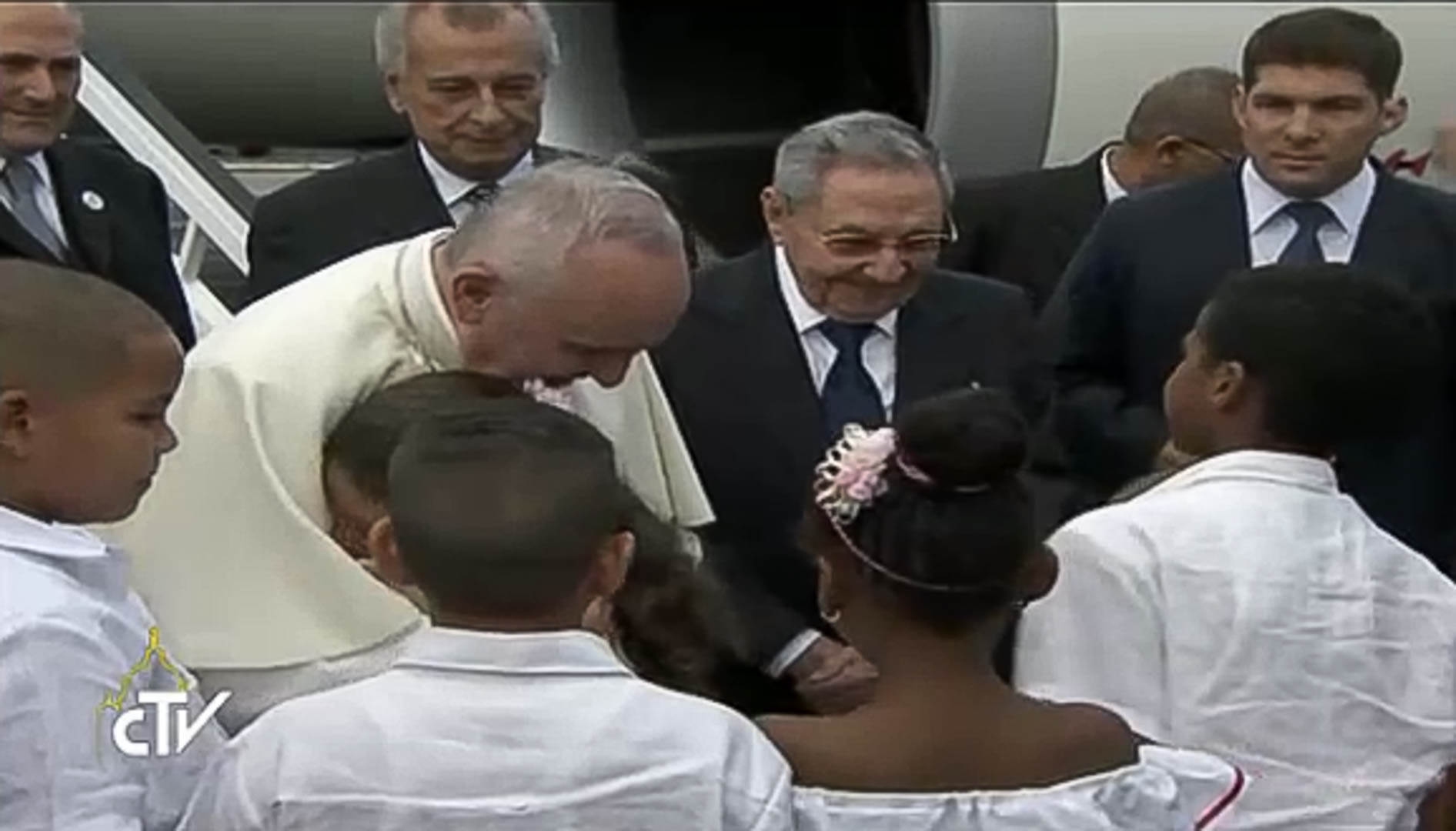 Le pape François reçu par des enfants à Cuba (photo CTV) 