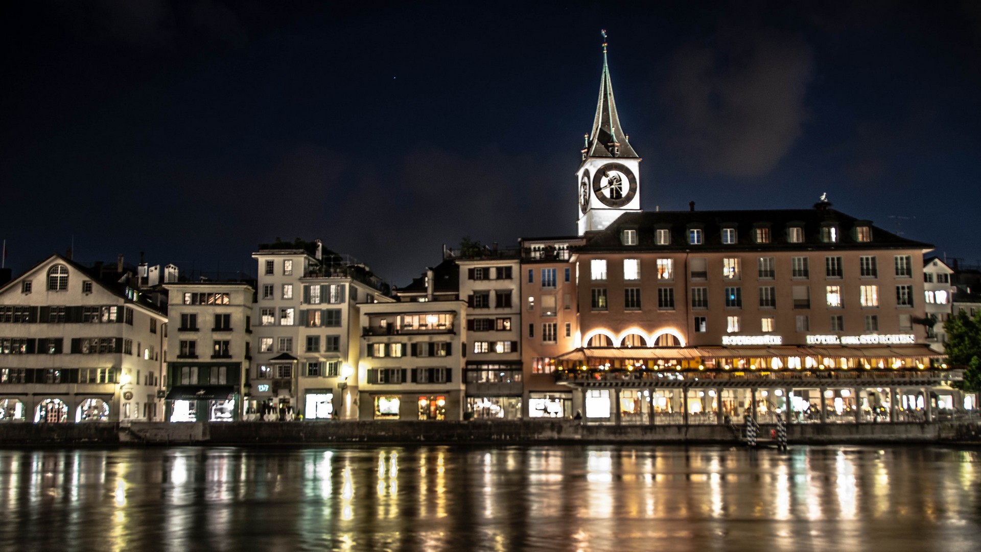 Zurich, les quais de la Limmat la nuit (photo Flickr 
Kamil Porembiński CC BY-SA 2.0)
